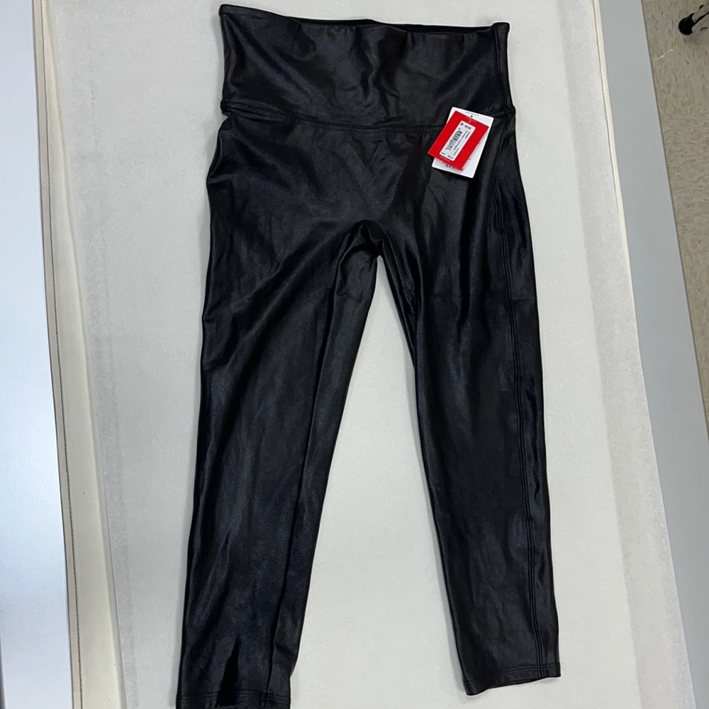 SPANX NWT Faux Leather Cropped Leggings.